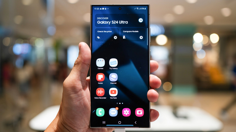 person comparing android phones in store - Why There's A Green Dot On Your Android Phone's Screen (And How To ...