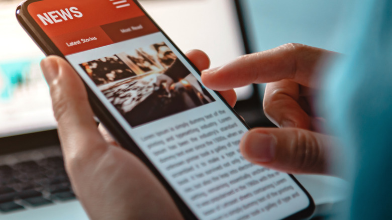 Person reading news on Android phone - This Handy Android Lifehack Allows You To Read Webpages Offline