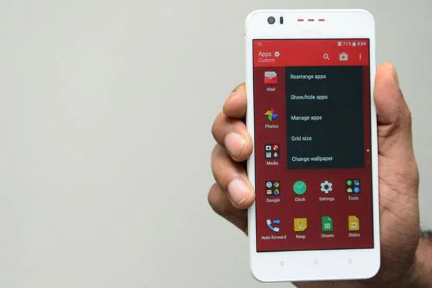 Cluttered Android phone screen with many apps - Preloaded apps are slowing down new Android smartphones | Mint Lounge