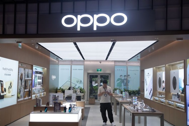 Smartphone store display in Asia - Oppo and other smartphone makers challenge DJI in handheld smart ...