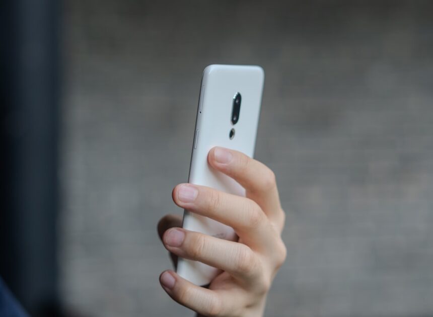 The 2026 OS Purge: Why Your “New” Phone Just Became Paperweight